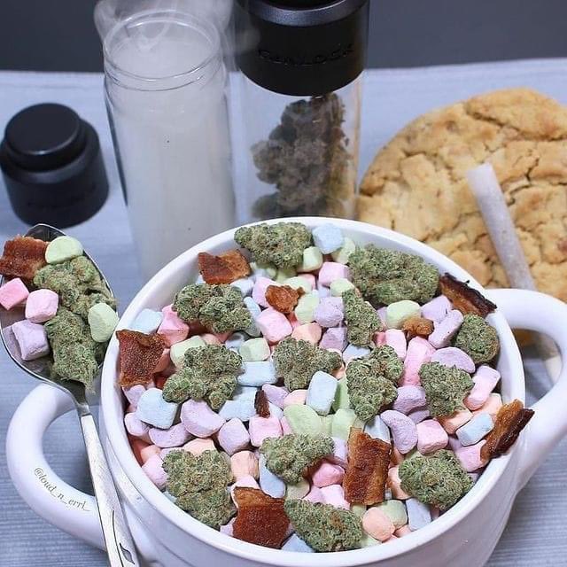 toqueyrol420's tweet photo. Que tengan excelente #miercoles Bandera! Nosotros ya andamos bien activos y preparados para el día de hoy. ¿Quien se une para echar gallo y café?
—
#ToqueYRol420 #porros #cafe #morning #weed #mexico #buendía #weednosdias https://t.co/yLzCswPIKm