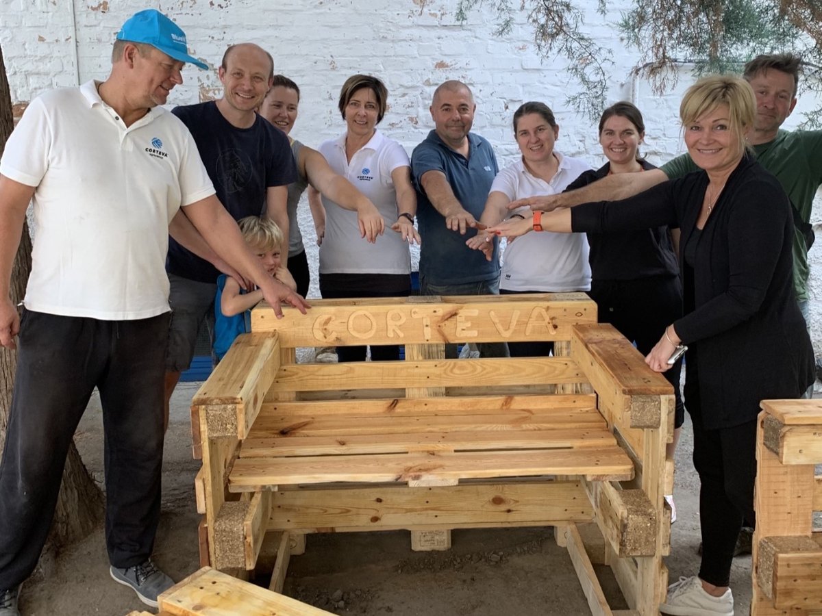 XavierJoly_'s tweet photo. Enriching lives is in every act of kindness. One that warrants a mention is the work of #TeamCorteva, building outdoor furniture for a homeless shelter. Amazing commitment to philanthropic endeavours from #CortevaHungary. Well done! 👏🏽 #inItForGood 
https://t.co/WdukztXsF3 https://t.co/JMvgMOxuJM