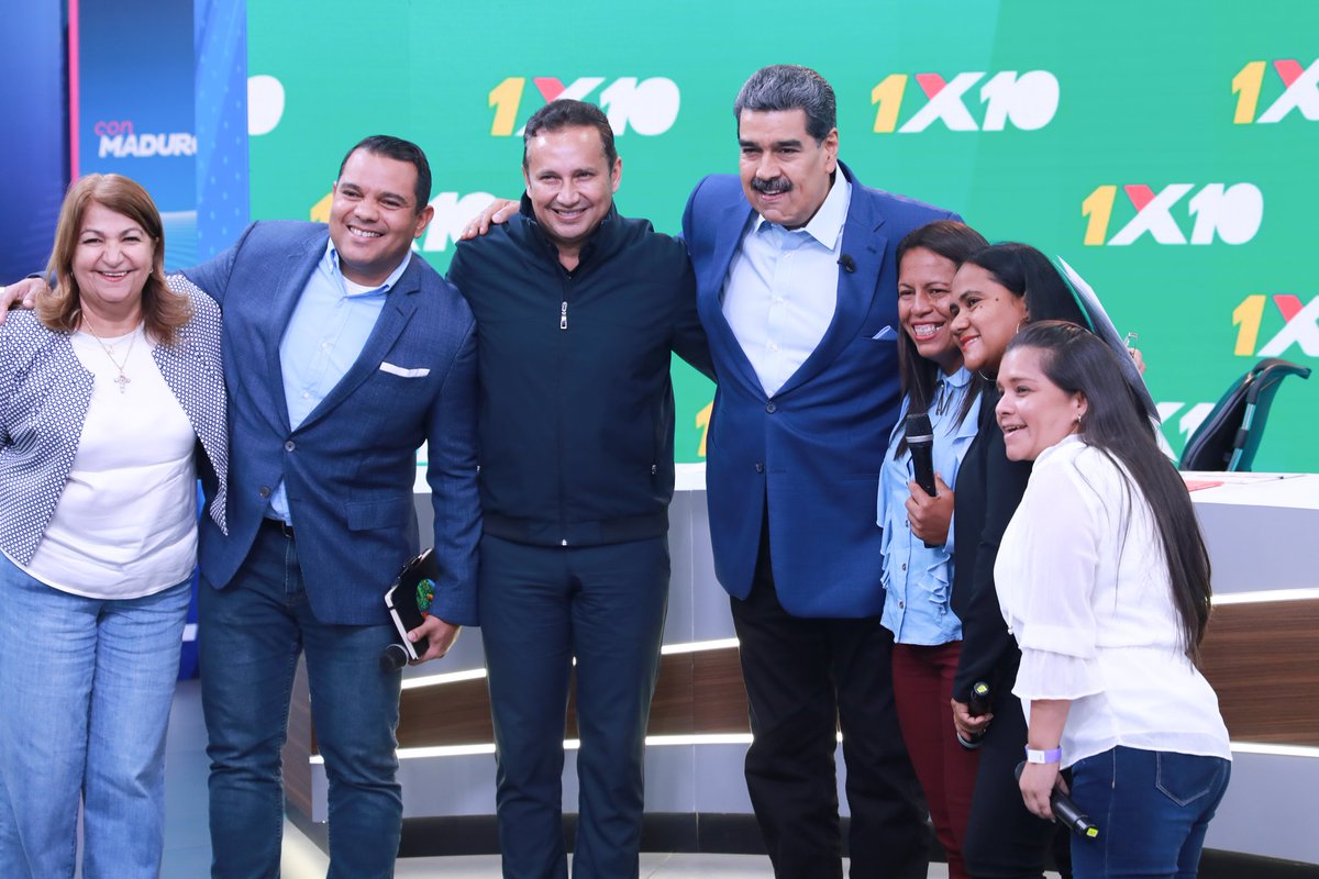 NicolasMaduro's tweet photo. Juntos seguiremos luchando y resistiendo con el Poder Popular empoderado. A pesar del bloqueo, las sanciones y la tortura al cuerpo económico y social de nuestro Pueblo, seguiremos buscando soluciones para avanzar. ¡Paso a paso! https://t.co/OkullOuVYc