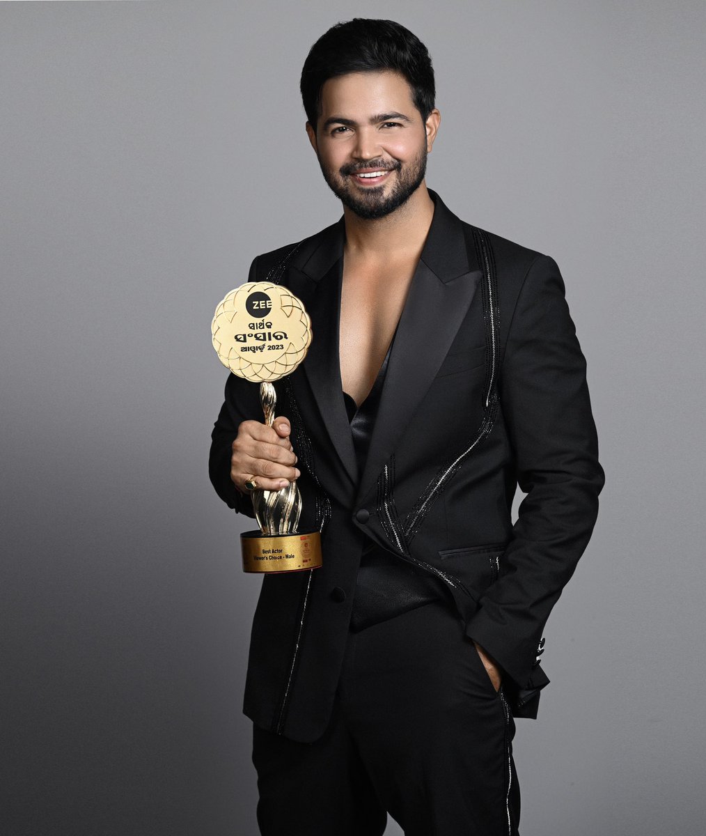 subhasissharma's tweet photo. Won the BEST ACTOR  POPULAR Award at the Zee Sarthak Sansar Award 2023 for Film ‘POLICE BABU'. 🏆

Thank you, @zee_sarthaktv , for this honor, and thank you to my loving family for always being there.
#bestactor #odiamovie https://t.co/VXR5lDdi4w