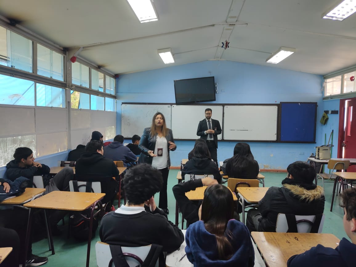 liceolat's tweet photo. ¡Hoy tuvimos una charla crucial en el nuestro Liceo @liceolat! La Policía de Investigaciones nos guió sobre Ley Penal y ciberbullying con los alumnos de 3 cursos de 1° Medio.
¡Gracias a la PDI por su valioso aporte.!🕵️‍♂️🔒 #SeguridadEsPrimero #PrevenciónCiberbullying https://t.co/Z0Vrc0vOQ8