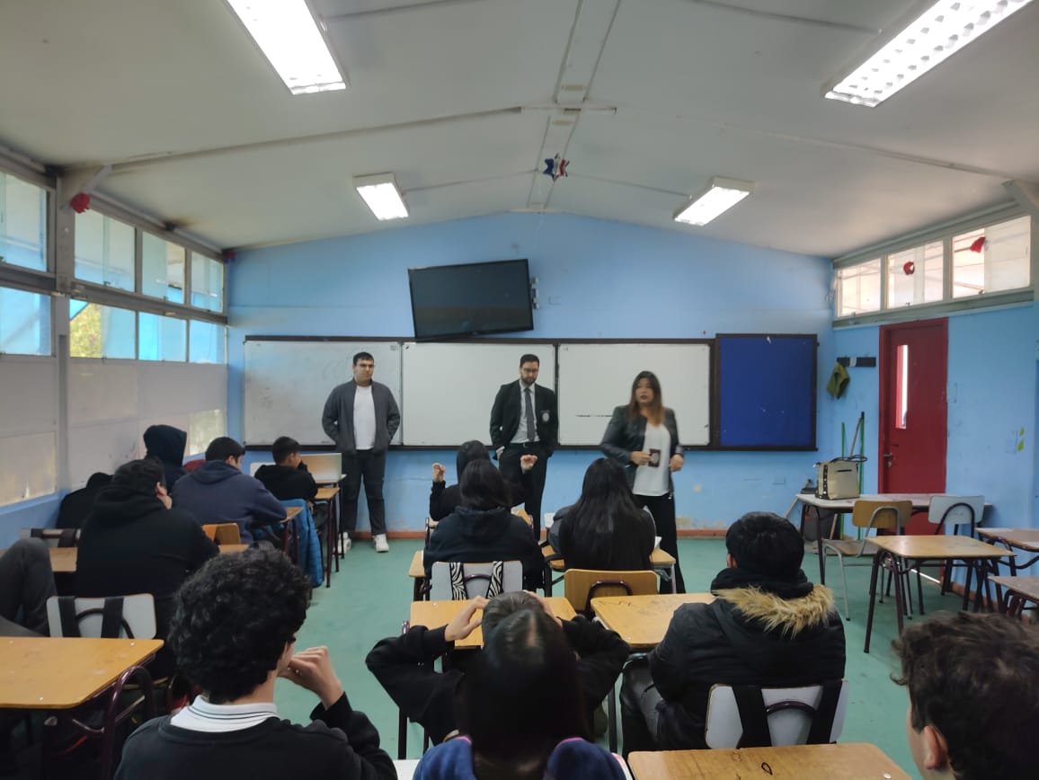liceolat's tweet photo. ¡Hoy tuvimos una charla crucial en el nuestro Liceo @liceolat! La Policía de Investigaciones nos guió sobre Ley Penal y ciberbullying con los alumnos de 3 cursos de 1° Medio.
¡Gracias a la PDI por su valioso aporte.!🕵️‍♂️🔒 #SeguridadEsPrimero #PrevenciónCiberbullying https://t.co/Z0Vrc0vOQ8