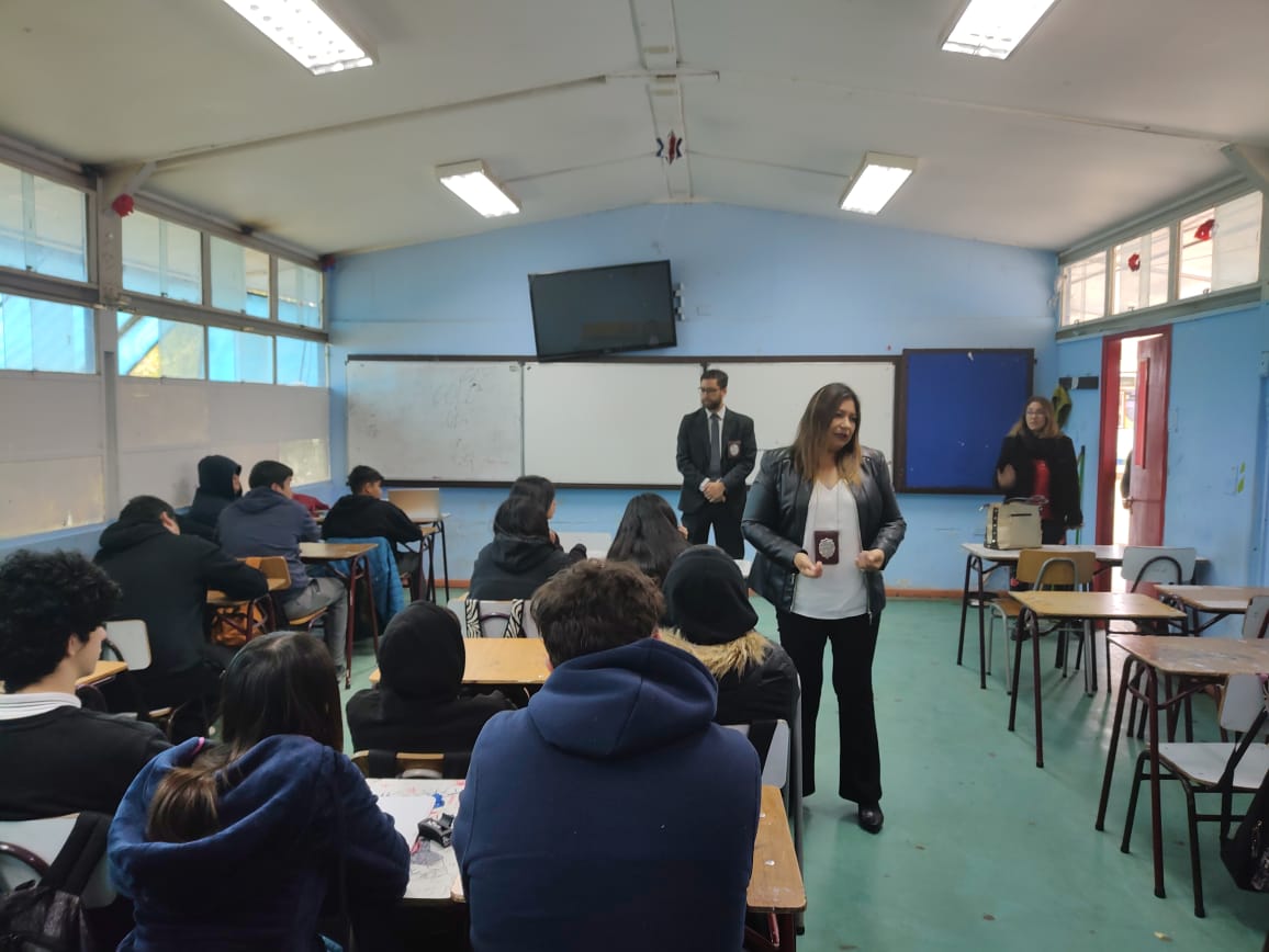 liceolat's tweet photo. ¡Hoy tuvimos una charla crucial en el nuestro Liceo @liceolat! La Policía de Investigaciones nos guió sobre Ley Penal y ciberbullying con los alumnos de 3 cursos de 1° Medio.
¡Gracias a la PDI por su valioso aporte.!🕵️‍♂️🔒 #SeguridadEsPrimero #PrevenciónCiberbullying https://t.co/Z0Vrc0vOQ8