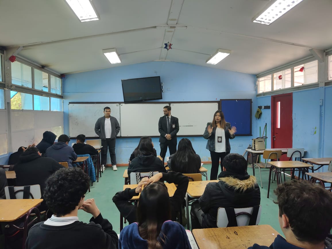 liceolat's tweet photo. ¡Hoy tuvimos una charla crucial en el nuestro Liceo @liceolat! La Policía de Investigaciones nos guió sobre Ley Penal y ciberbullying con los alumnos de 3 cursos de 1° Medio.
¡Gracias a la PDI por su valioso aporte.!🕵️‍♂️🔒 #SeguridadEsPrimero #PrevenciónCiberbullying https://t.co/Z0Vrc0vOQ8