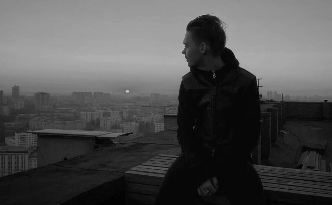 ⠀
⠀сначала он утверждает, что совершенно не задолбался на своей службе, а потом молча втыкает куда-то вдаль.
⠀