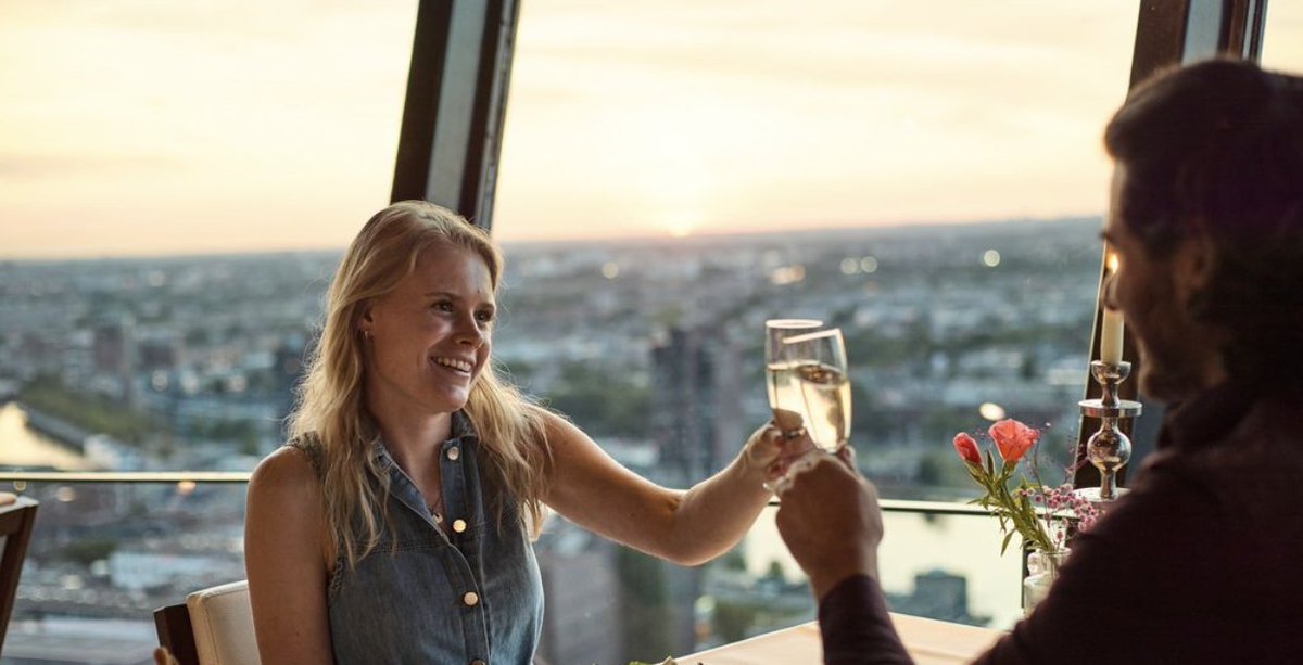 📷📷  De feestdagen naderen en wat is er specialer dan Kerst vieren boven de skyline van Rotterdam? 📷
Geniet van een culinaire avond met een adembenemend uitzicht. Wees er snel bij, want de plaatsen zijn beperkt.

Reserveer via euromast.nl/feestdagen

#rotterdam #kerst
