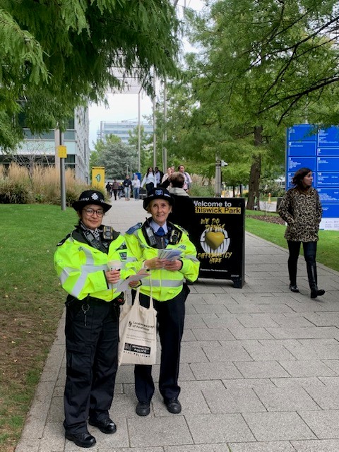 PCSO Spilsbury & PC Tariq giving valuable crime prevention advice @CP_EW during the lunch hour rush... thanks to all who stopped by and chatted! 😀#WalkAndTalk #VAWG #SaferCommunities