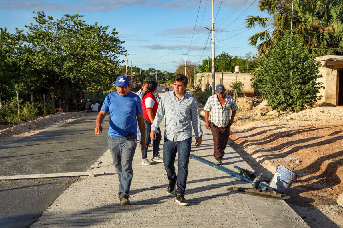emiliolcal's tweet photo. Siempre es un placer saludar y platicar con nuestros paisanos, hoy nos fuimos a supervisar las obras de calle que próximamente inauguraremos en la comunidad de Iturbide y aprovechamos para platicar con nuestra gente. https://t.co/TrChkKJkD6