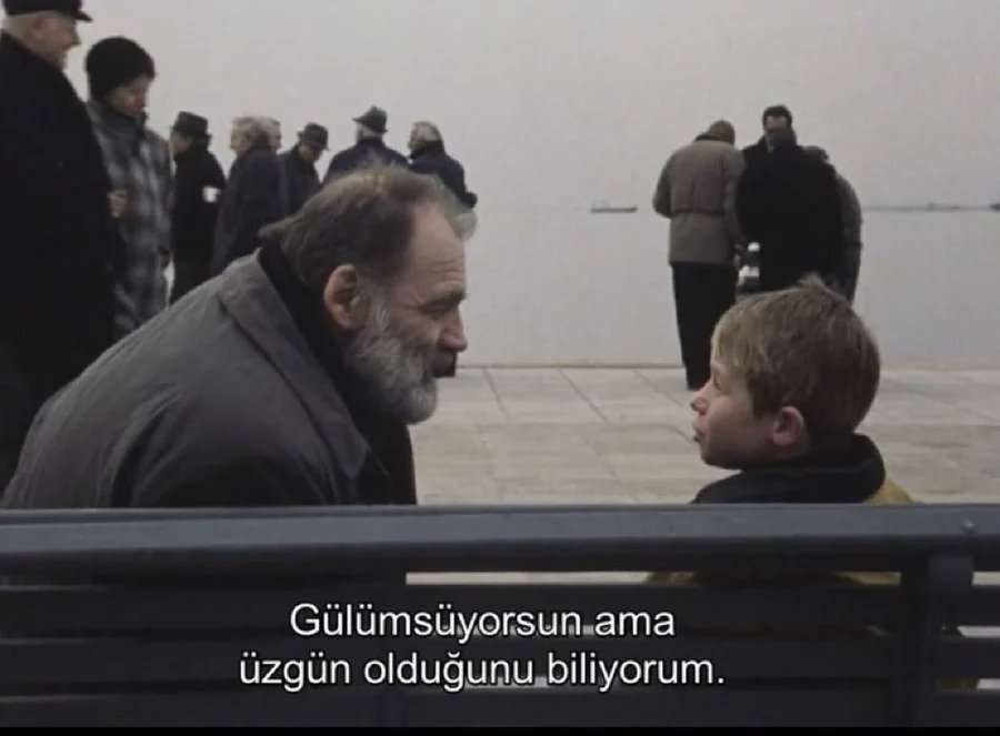 “Gülümsüyorsun ama üzgün olduğunu biliyorum..”

 (Sonsuzluk Bir Gün)