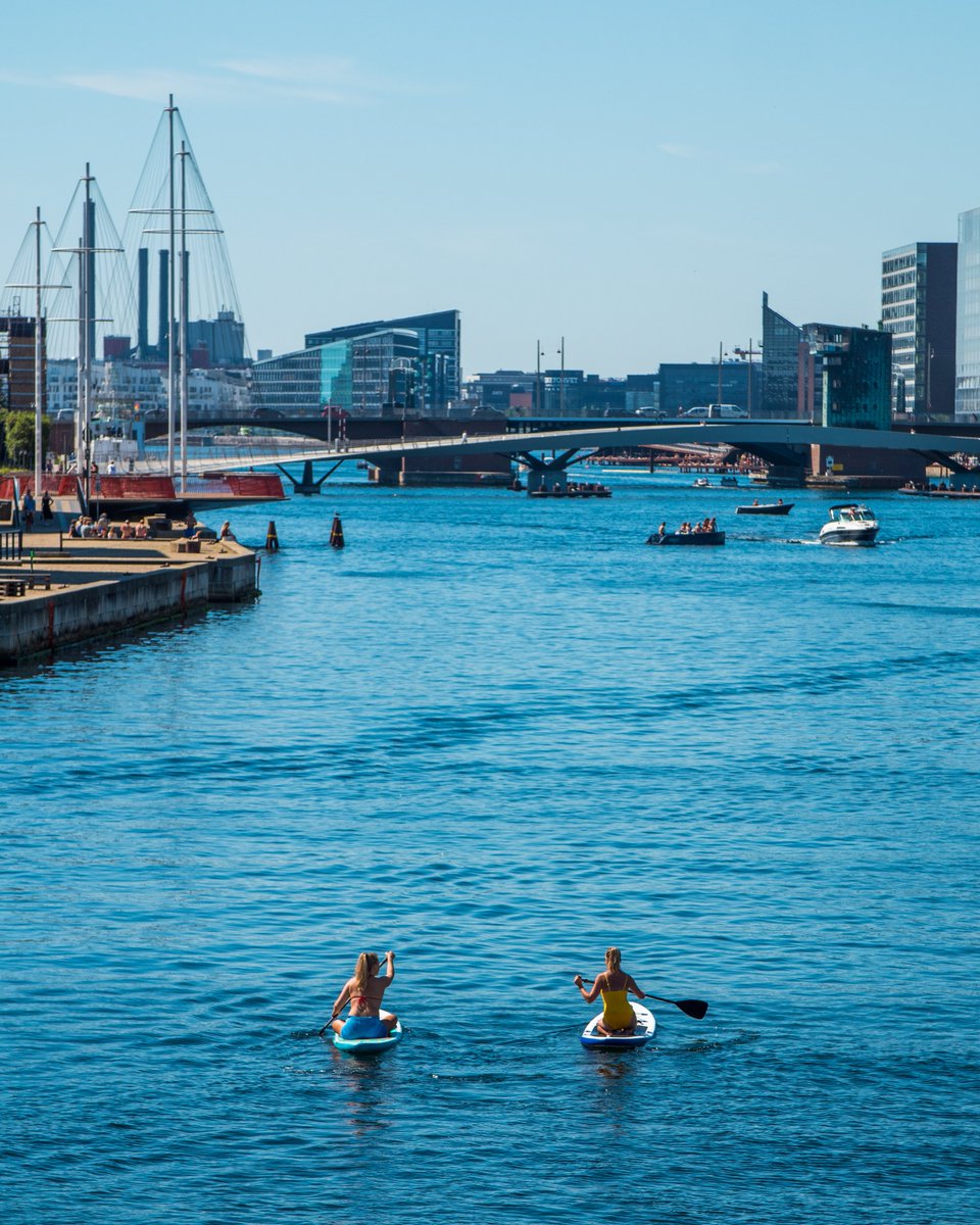 DinamarcanoBR's tweet photo. A Time Out elegeu o Porto de Copenhague como um dos bairros mais legais do mundo em 2023 😍
A publicação especializada em #turismo destaca que região portuária da capital 🇩🇰 é ideal para a prática de esportes como #caiaque e #natação.
📷: Daniel Rasmussen - Visit Copenhagen https://t.co/cz6VaAF8UD