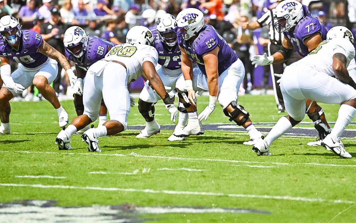 Carter_Yates16's tweet photo. Players and coaches by and large prefer to play on grass, so why are 11 of 13 FBS stadiums in Texas turf?

Here are the many intricacies behind the natural grass vs. artificial turf debate. @dctfCFB 

https://t.co/joo9lYzC08 https://t.co/XUtnrCdAtV