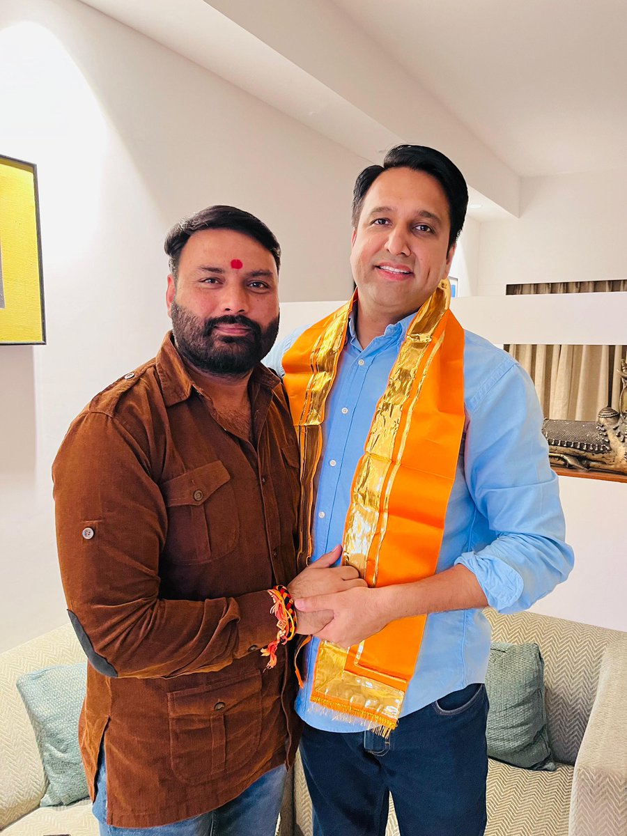 manojsthakur's tweet photo. युवा मोर्चा के राष्ट्रीय महामंत्री बड़े भाई @rohit_chahal जी का इंदौर आगमन पर स्वागत किया ॥

#manojsinghthakur https://t.co/lDs1mhDfrm