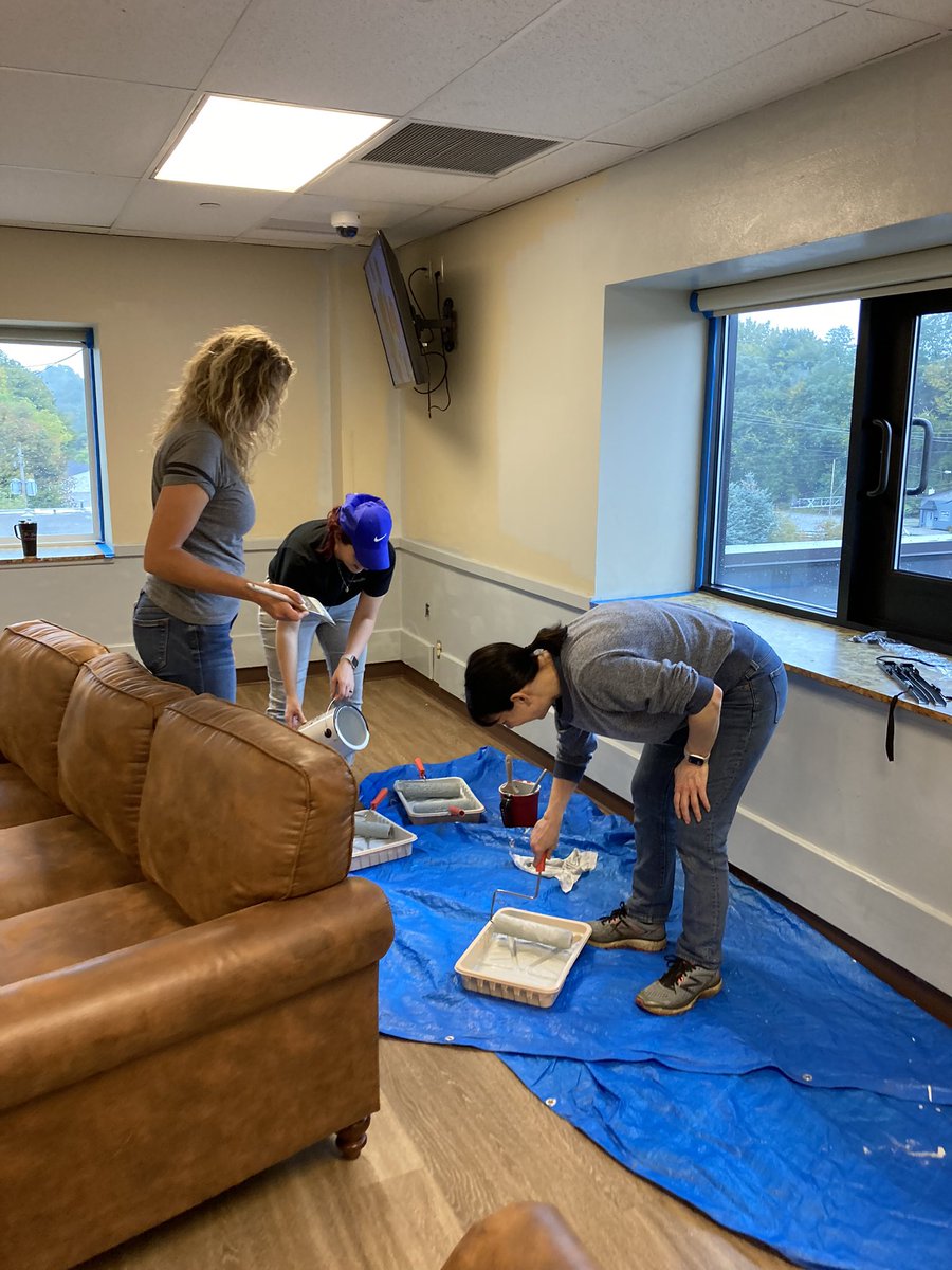 Rebuild2gthrNEO's tweet photo. This past Saturday on October 14th, we hosted our She Builds Volunteer Day at the Hope &amp; Healing Resource Center. Volunteers were able to stain cabinets that RTNEO previously installed with sinks in two art rooms, repaint the center’s family room, and install… (THREAD 1/3) https://t.co/qSIzNc3L1o