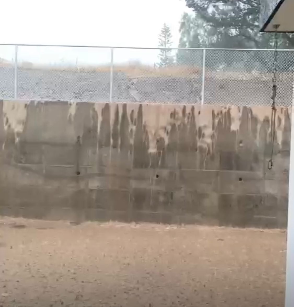 adaniro's tweet photo. Necesito su ayuda urgente.. Estamos en riesgo inminente con cada lluvia. El vecino hizo un relleno sin permisos que terminó en la caída del muro.  Corremos riesgo no solo de inundaciones constantes sino incluso de nuestra vida. AYUDA POR FAVOR es en la zona Tumbaco https://t.co/q2YIvvj36s