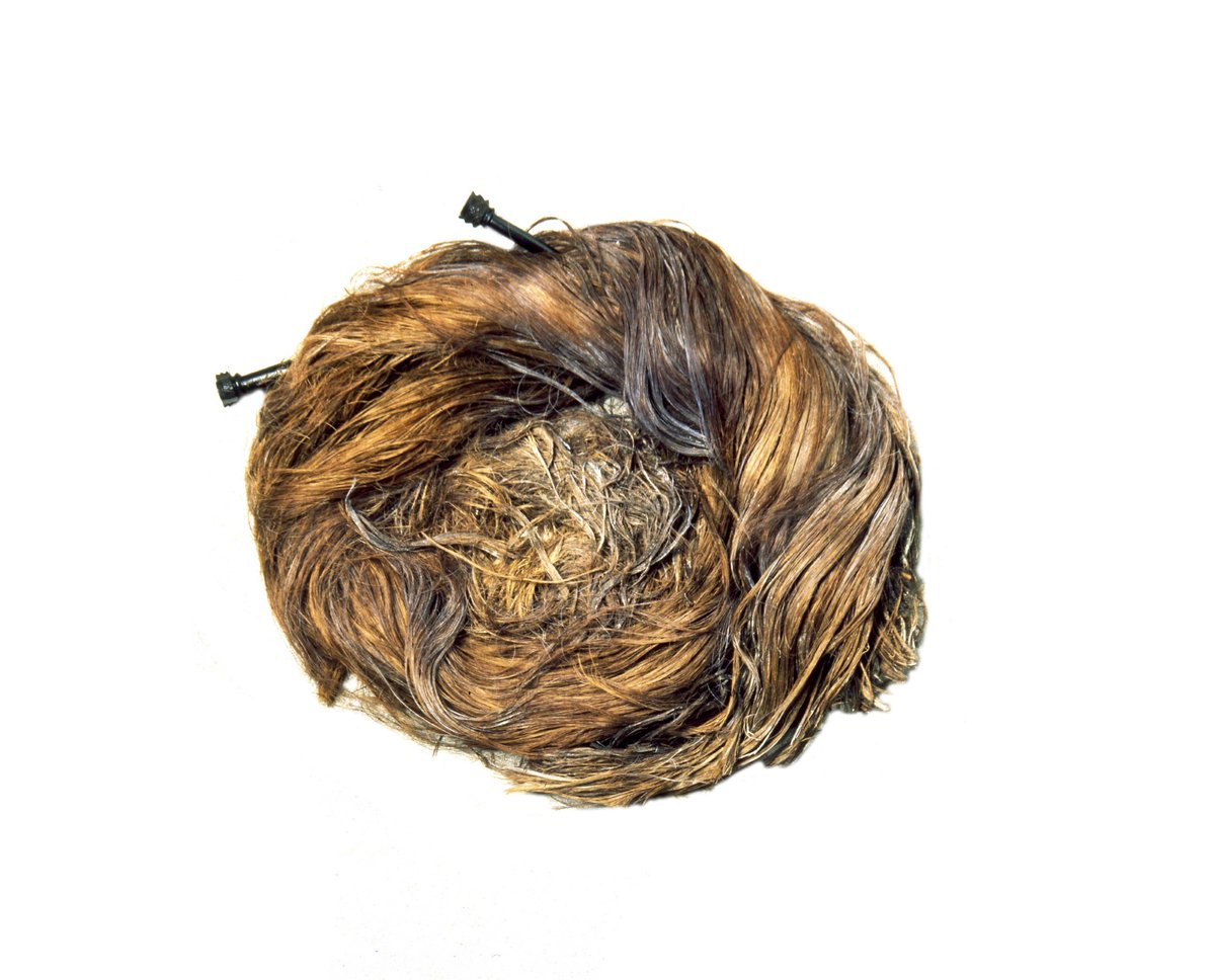 The last in our series of blogs written by @UniOfYork English Literature students focuses on a Roman hair piece on display at the museum. Here, @WillCavanagh6 examines the cultural significance of hair in Roman York and its relation to slavery. 📖👉yorkmuseumstrust.org.uk/blog/a-knotted…