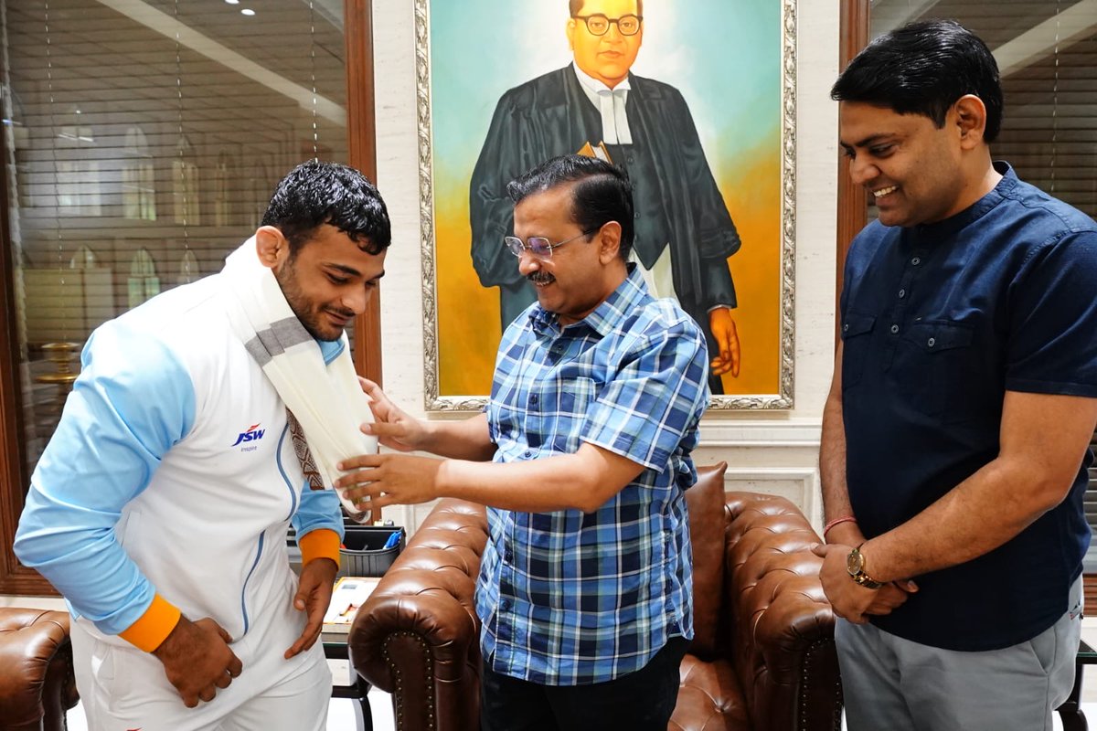 deepakpunia86's tweet photo. Thank you @ArvindKejriwal Sir for this honour. Really happy to be felicitated after winning a medal at the 2023 Asian Games https://t.co/ScXqHhf7Ep