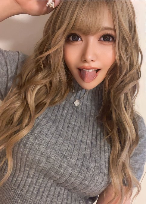 秋仕様のパツパツニット😋 https://t.co/1XeoDR0PKY