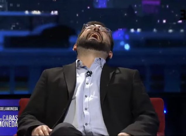 fachininja's tweet photo. Gabriel Boric no tiene título profesional y se va a jubilar a los 40 años con $15 millones de pensión.

Besitos a todos quienes perdieron un ojo, su comercio local y hoy tienen antecedentes penales por llevar a este payaso a La Moneda ENGAÑADOS.

Muac.😚

#EstallidoSocial https://t.co/vXZDFVrZVa