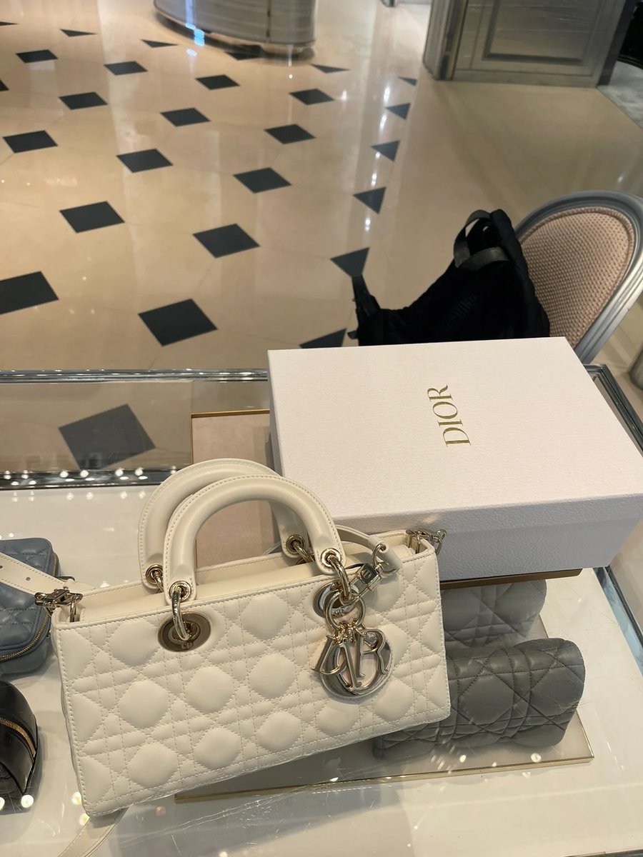 katiehardy89's tweet photo. Shopping day! https://t.co/BNaGUMIGCF