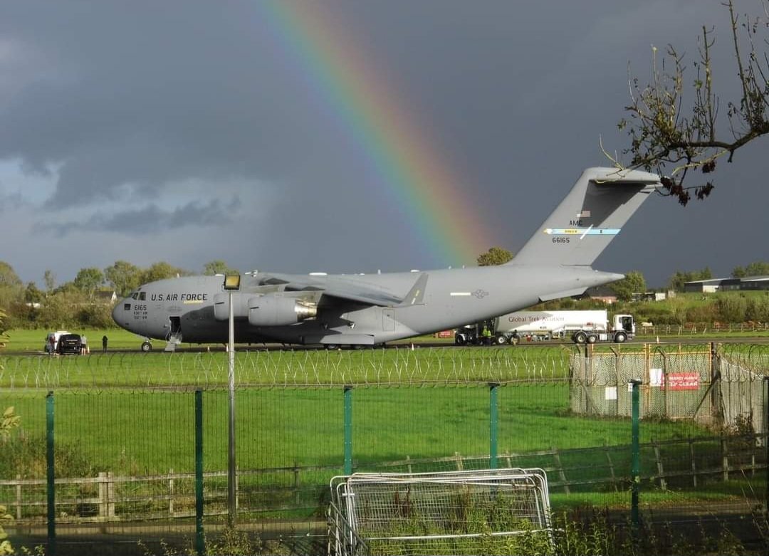 Rainbows🌈 at Belfast International recently while a USAF C17A Globemaster prepares for departure on the northside of the airfield. Pic courtesy David Hughes.
