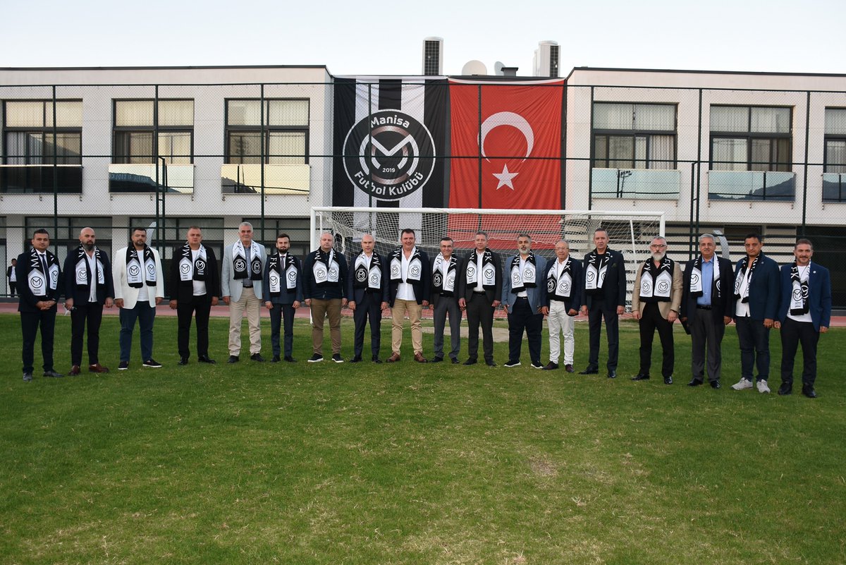 ajansmanisa's tweet photo. Manisa FK’da yeni yönetimin görev dağılımı belli oldu
https://t.co/9qMDRWSebS https://t.co/dF91X5VrhZ