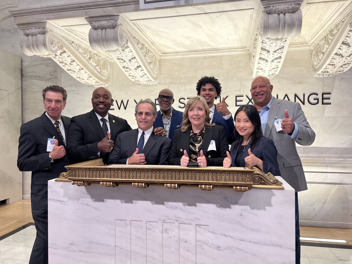 HitachiPartners's tweet photo. It’s a night of celebration s in the books! Before #NPowerGala last night in NYC, our sales &amp; partner leaders escorted up-and-coming young business talent to the #NewYorkStockExchange for some classic NYSE photos under the bell! https://t.co/wjT7RYm7MN @kking_channel https://t.co/xACBJrxtGx