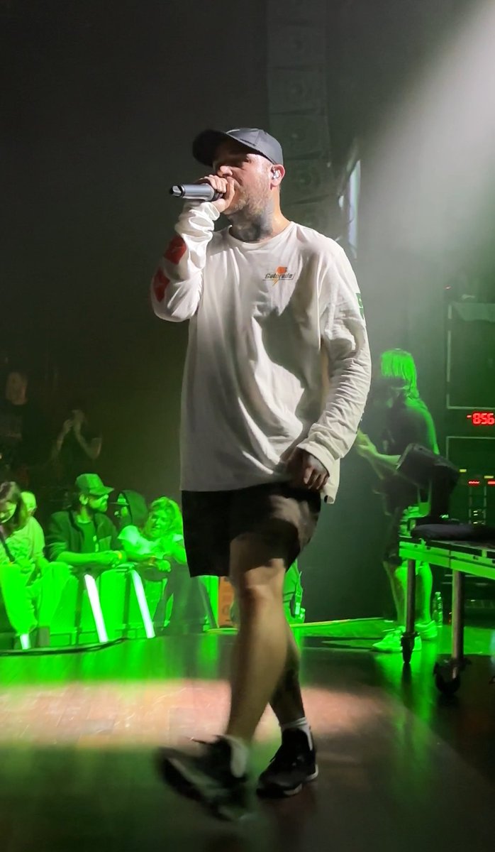 alukeaday's tweet image. had the best time ever seeing @EMMUREmusic live for the first time, last night 🖤