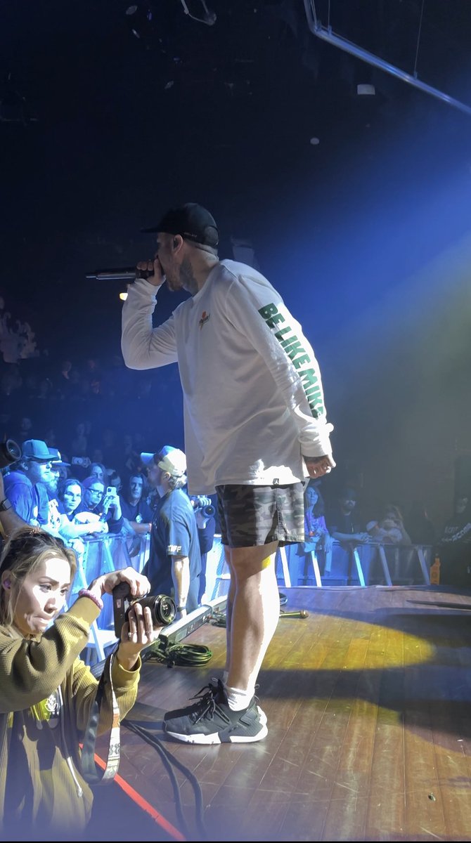 alukeaday's tweet image. had the best time ever seeing @EMMUREmusic live for the first time, last night 🖤