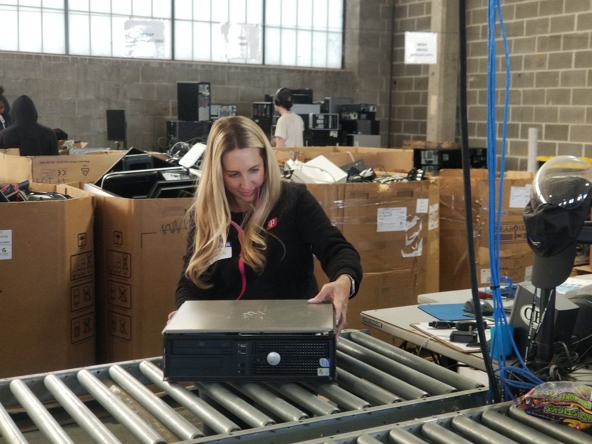 Shoutout to the amazing team at <a href="/TMobile/">T-Mobile</a>. Last week, three of their incredible employees volunteered with @pcsforpeople #KansasCity AND applied for and received a $5K grant to support #digitalinclusion on our behalf. We are truly grateful for their time and generosity!