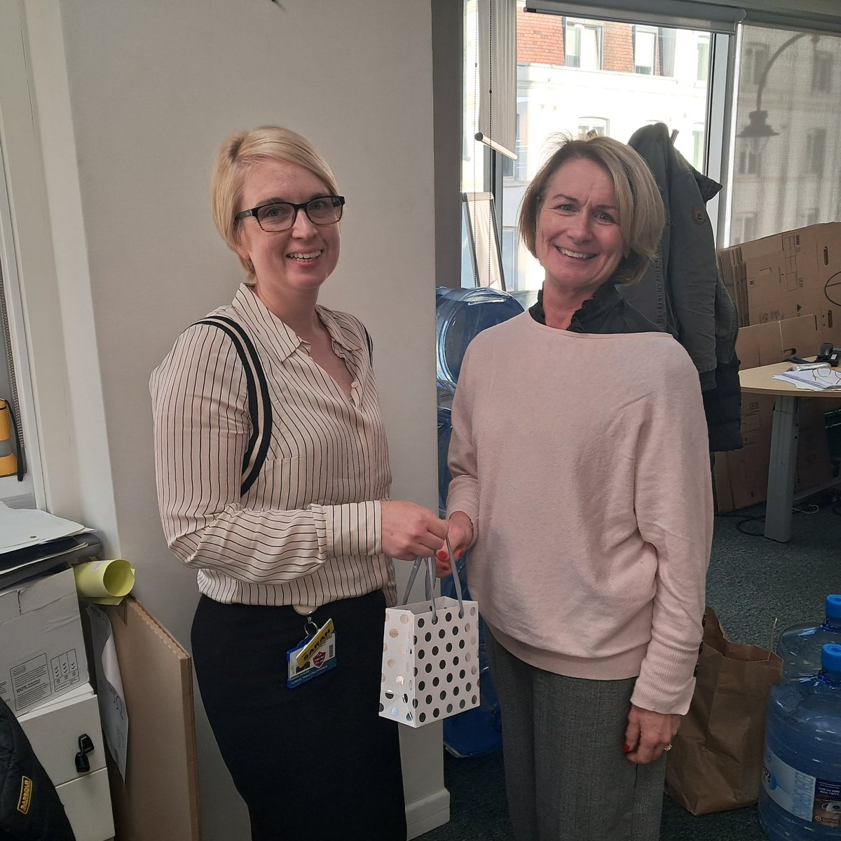 @crpractitioners Sarah Taylor @uclh fantastic CRP engagement lead for @NIHRCRN_nthames receiving a small token of thanks for all her hard work raising the profile. @uclh are leaders, helping pave the way for this workforce