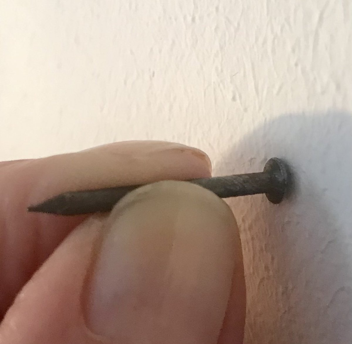 Verdammt, ich hab falsche Nägel gekauft. Die sind wohl für die gegenüberliegende Wand 🤬