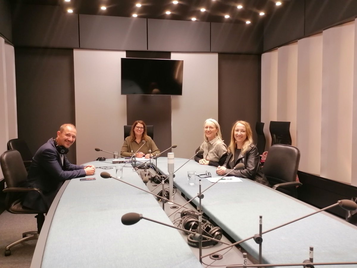 Slaba finančna situacija, kadrovski izzivi, povrnitev zaupanja v javnosti. To so nekateri izzivi, ki čakajo novo imenovane direktorje na <a href="/RTV_Slovenija/">RTV Slovenija</a>. Kako se bodo tega lotili? O tem Mirko Štular, Ksenja Horvat in Kaja Jakopič zdaj v Studiu ob 17.00 z voditeljico <a href="/LucijaDR/">Lucija Dimnik Rikić</a>.