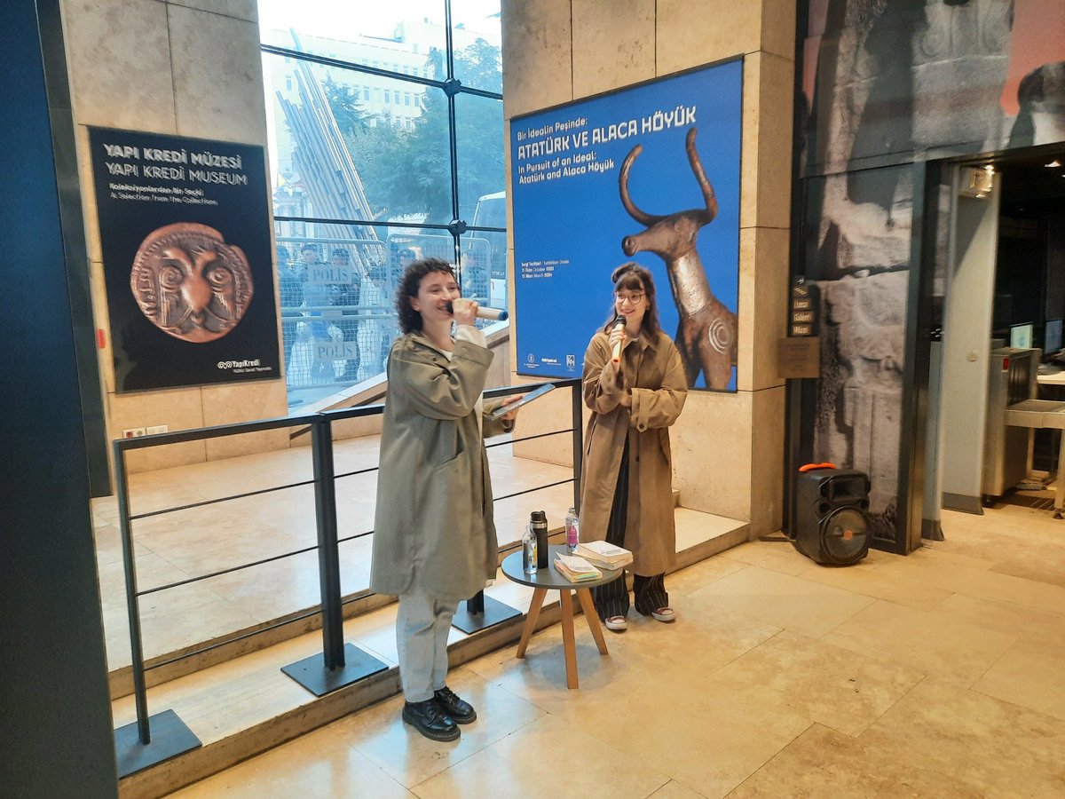 Rebekka Endler, Taksim Yapı Kredi Kültür Sanat'ta, Hazal Sipahi moderatörlüğünde Eşyaların Patriyarkası kitabını anlatıyor. <a href="/rebekkassine/">rebekka endler‽</a> <a href="/hazalsipahi/">Hazal Sipahi</a>