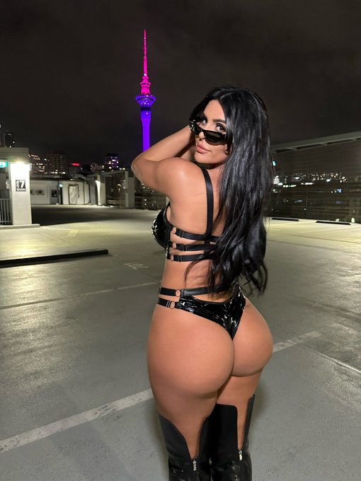 Watch Lily Adrianne's leaked NSFW photo on TwXstars