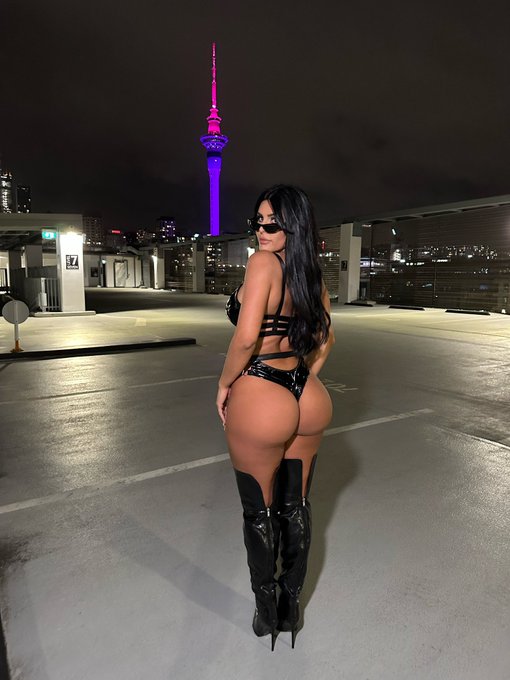 Watch Lily Adrianne's leaked NSFW photo on TwXstars