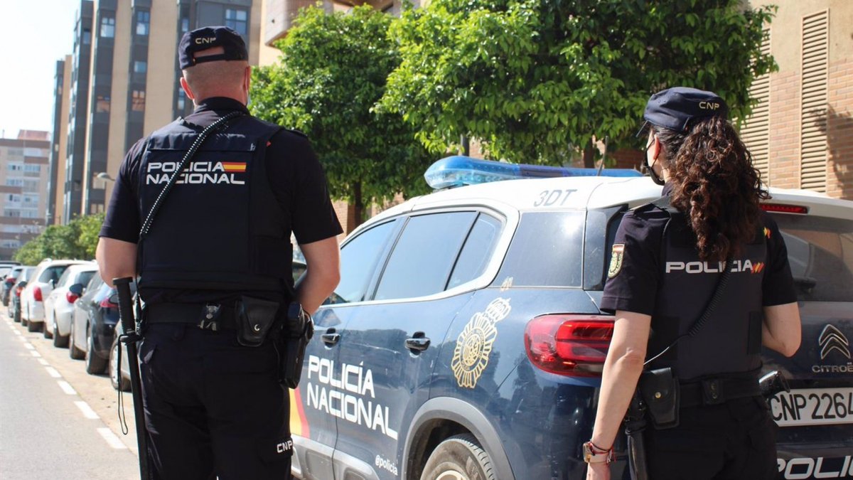 WallOneStreet's tweet photo. Un joven Colombiano intenta matar a los 2 agentes que lo detuvieron tras agredir sexualmente a su novia en Zaragoza. https://t.co/QaGR1IkBvL