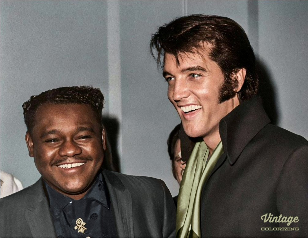Colorizer2's tweet image. Ingekleurd: The King of Rock &apos;n&apos; Roll, Elvis Presley en de legendarische Fats Domino in Las Vegas in 1969! 🎶🎙️ #ElvisPresley #FatsDomino #LasVegas #Legends #RocknRollIcons #MusicHistory #Ingekleurd #1969 vintagecolorizing.com