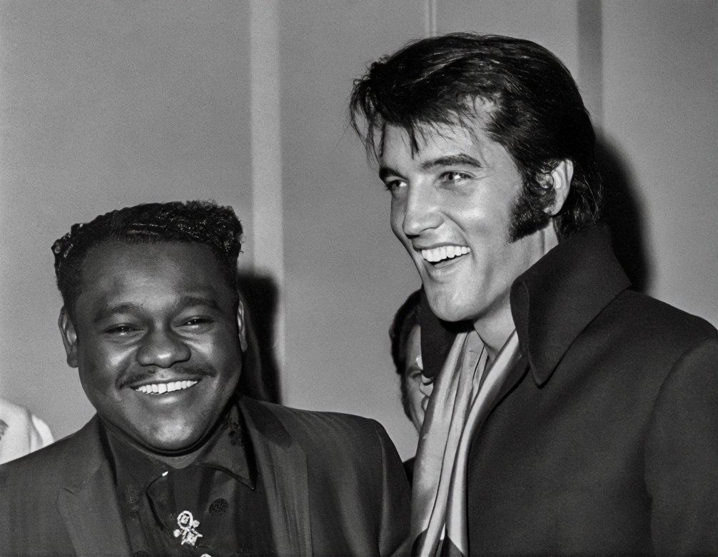 Colorizer2's tweet image. Ingekleurd: The King of Rock &apos;n&apos; Roll, Elvis Presley en de legendarische Fats Domino in Las Vegas in 1969! 🎶🎙️ #ElvisPresley #FatsDomino #LasVegas #Legends #RocknRollIcons #MusicHistory #Ingekleurd #1969 vintagecolorizing.com