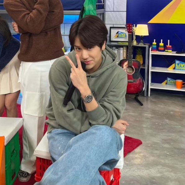 triplelovescore's tweet photo. boyfriend mode activated https://t.co/uLXm1vzDT3