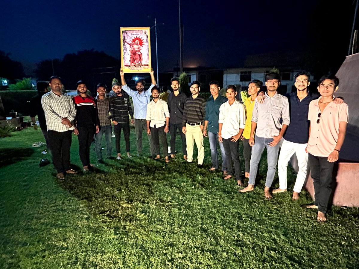 Itsme_himanii's tweet photo. मेरे छुटकू भाई ने हमेशा की तरह किया सराहनीय कार्य।
माता रानी इसकी सारी मनोकामनाएं पूर्ण करें।
सब बोलो
#राजपूत_सम्राट_मिहिरभोज_प्रतिहार_जयंती
#RajputSamratMihirbhojPratiharJyanti
@ThakurLokeshS12
#इतिहास_संरक्षण_मुहिम
#जिला_शाहजहाँपुर_यूपी
#जयतुक्षात्रधर्मंयुगेयुगांतरं🚩
#Team0027 https://t.co/NFUG9o8IP9