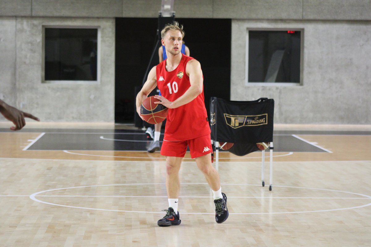 OLB45's tweet image. 🚨 ALERTE RECRUTEMENT 🚨

Ludovic Beyhurst (24 ans, FRA, 1m72, meneur) rejoint l'OLB !

Plus d'infos : bitly.ws/XIi3

Rendez-vous dimanche à CO'Met pour l'énorme choc contre Pau 🔥
🎟️ Billetterie : bitly.ws/W3rd

#TousOLB