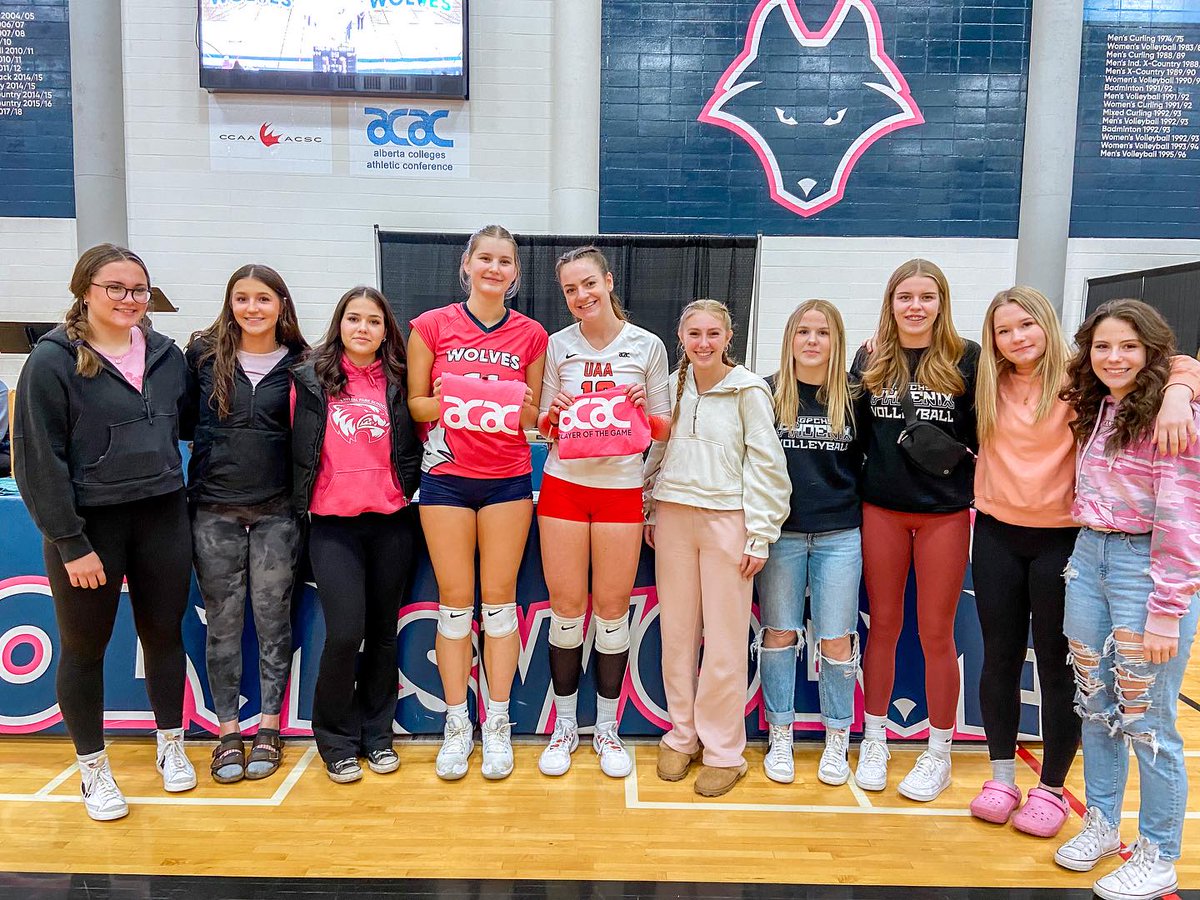 GPPSD2357's tweet image. On Oct. 14, Grande Prairie Composite High School&apos;s senior volleyball team was invited to the #NWPWolves game against Augustana Vikings. Our Phoenix were honoured to present Player of the Game awards! Thanks, Wolves!  #GPPSD #gpab
Image: @NWP_AB