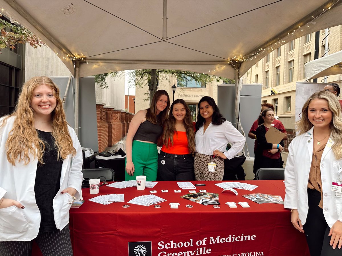 UofSCPharm's tweet photo. #GamecockPharmacy students teamed up with @USCSOMG to promote health literacy and wellness in their community at #FallForGreenville last weekend 🍂 https://t.co/DBXcrG6rvX