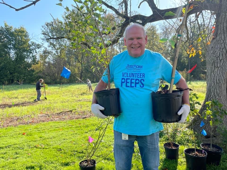 Last week we had the pleasure of working along side fellow community members to plant 700 trees at @wildlandspa! What a sweet day 🐥💛🌳