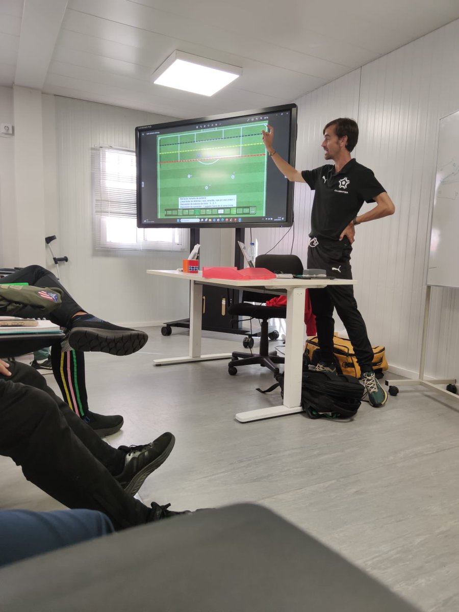 🔝@jrojodeporte ha sido el ponente del curso de Entrenamiento Cognitivo donde l@s alumn@s han podido disfrutar de una clase magistral con todos los ingredientes que les permitiran avanzar en su profesión con más garantías 👌