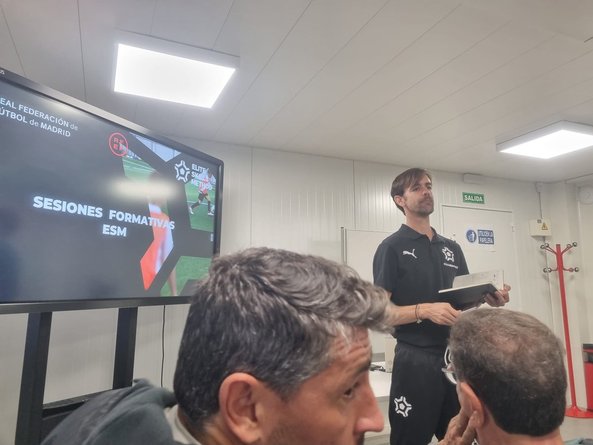 EntrenadoRffm's tweet photo. 🔝@jrojodeporte ha sido el ponente del curso de Entrenamiento Cognitivo donde l@s alumn@s han podido disfrutar de una clase magistral con todos los ingredientes que les permitiran avanzar en su profesión con más garantías 👌 https://t.co/25Wj7TWn6Z