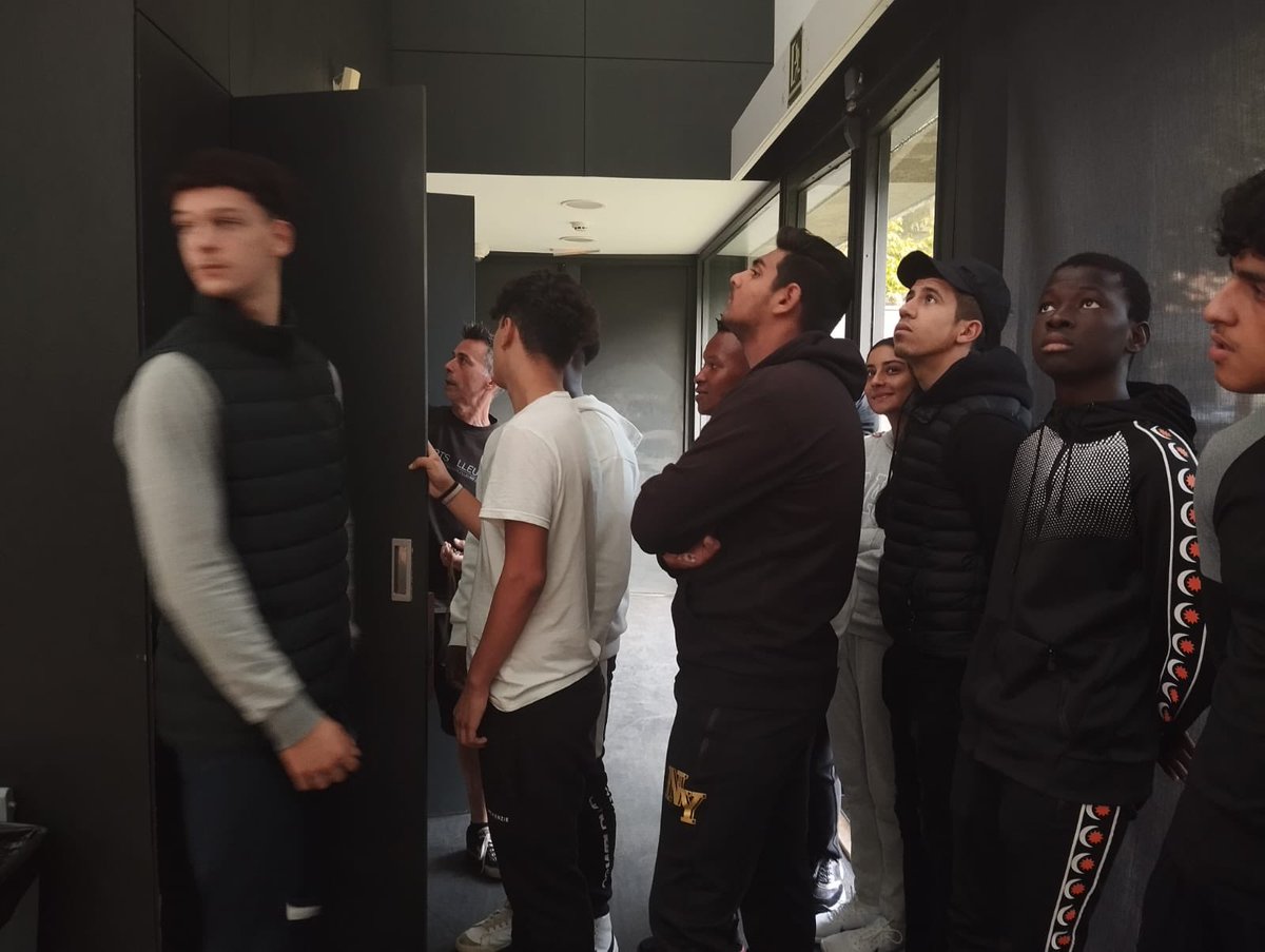 EpiaOlot's tweet image. APRENEM DELS EXPERTS EN INSTAL.LACIONS 
Amb el grup d'alumnes del PFI d'Auxiliar d'activitats esportives seguim visitant instal•lacions i aprenent dels tècnics que hi treballen! Moltes gràcies Albert i Josema! #PFIOLOT #FPOLOT