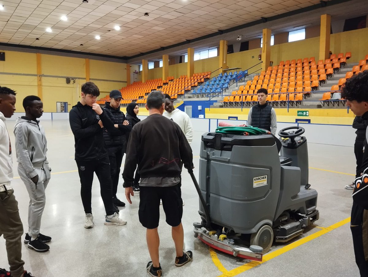 EpiaOlot's tweet image. APRENEM DELS EXPERTS EN INSTAL.LACIONS 
Amb el grup d'alumnes del PFI d'Auxiliar d'activitats esportives seguim visitant instal•lacions i aprenent dels tècnics que hi treballen! Moltes gràcies Albert i Josema! #PFIOLOT #FPOLOT