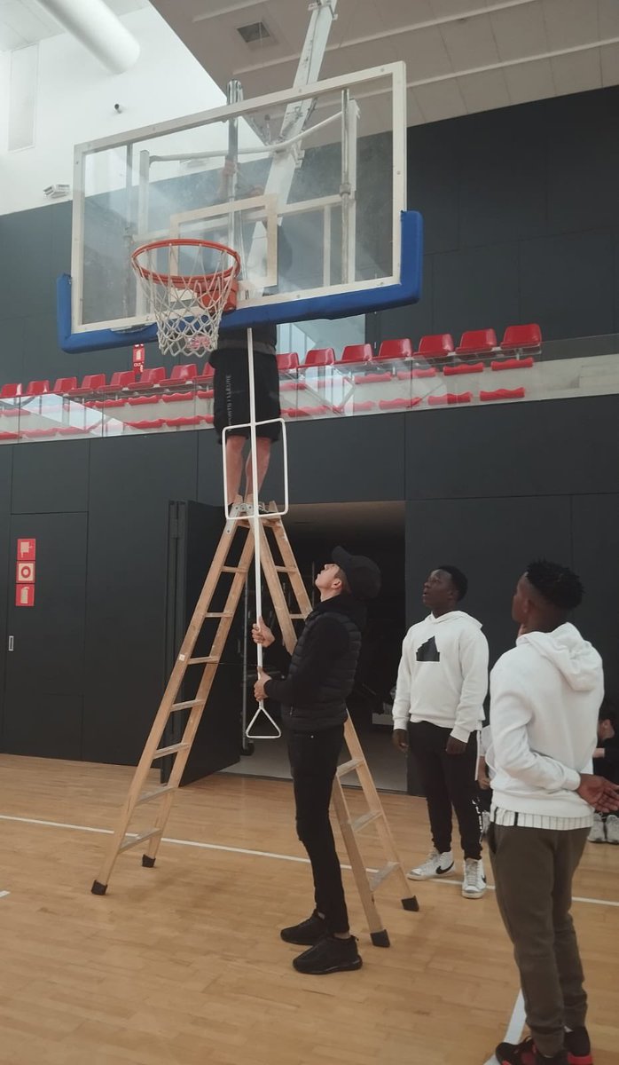 EpiaOlot's tweet image. APRENEM DELS EXPERTS EN INSTAL.LACIONS 
Amb el grup d'alumnes del PFI d'Auxiliar d'activitats esportives seguim visitant instal•lacions i aprenent dels tècnics que hi treballen! Moltes gràcies Albert i Josema! #PFIOLOT #FPOLOT