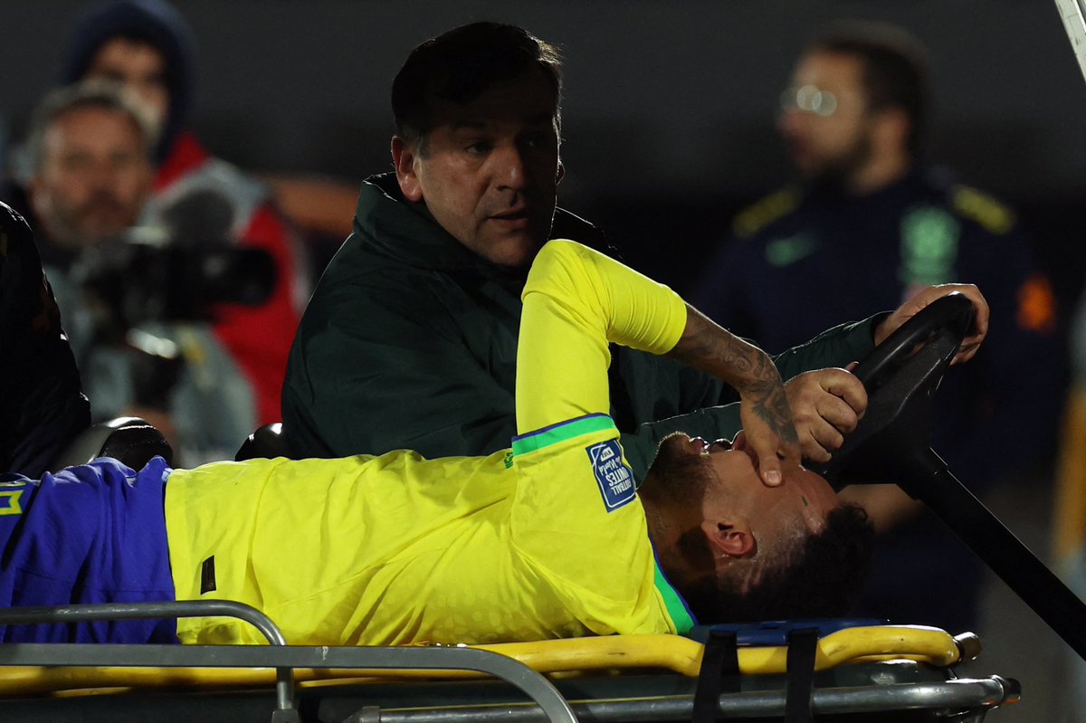 PSierraR's tweet photo. 🚨 Neymar sufrió una rotura del ligamento cruzado anterior y del menisco de su rodilla izquierda. El brasileño será operado en los próximos días ❌🇧🇷

👀 Será baja de 7-8 meses, según su evolución después de la cirugía https://t.co/XhMPTWIED3